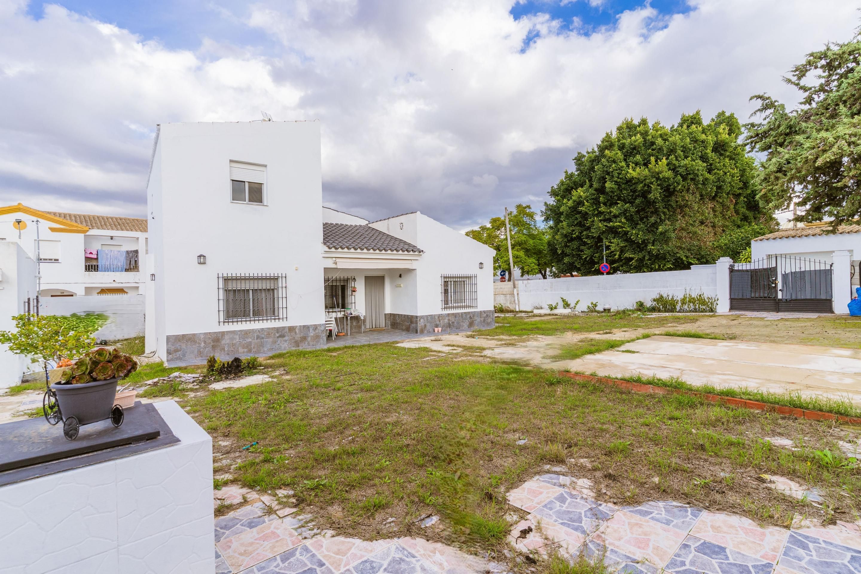 Vista exterior de Casa o xalet en venda en Chiclana de la Frontera amb Jardí privat