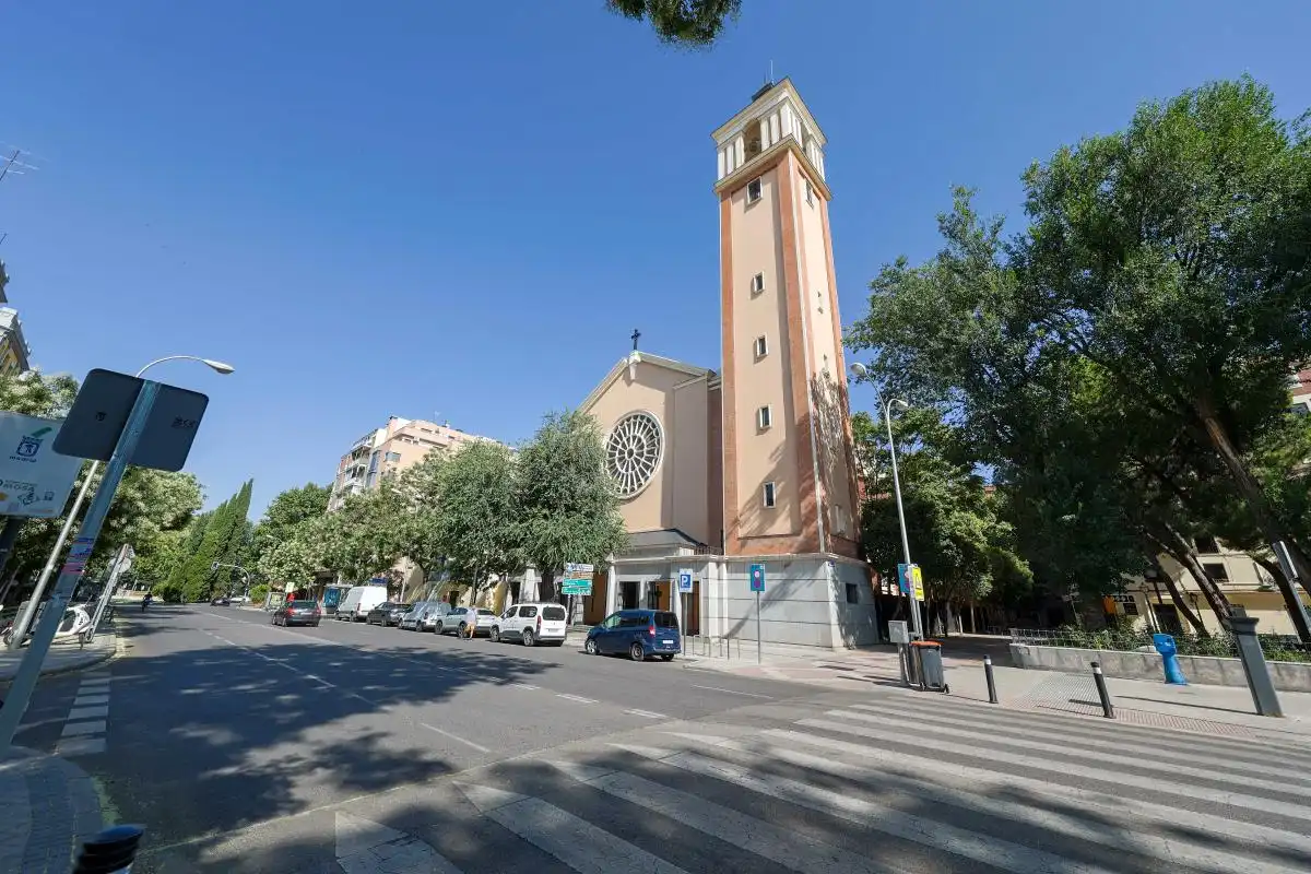 Vista exterior de Pis en venda en Madrid amb Calefacció