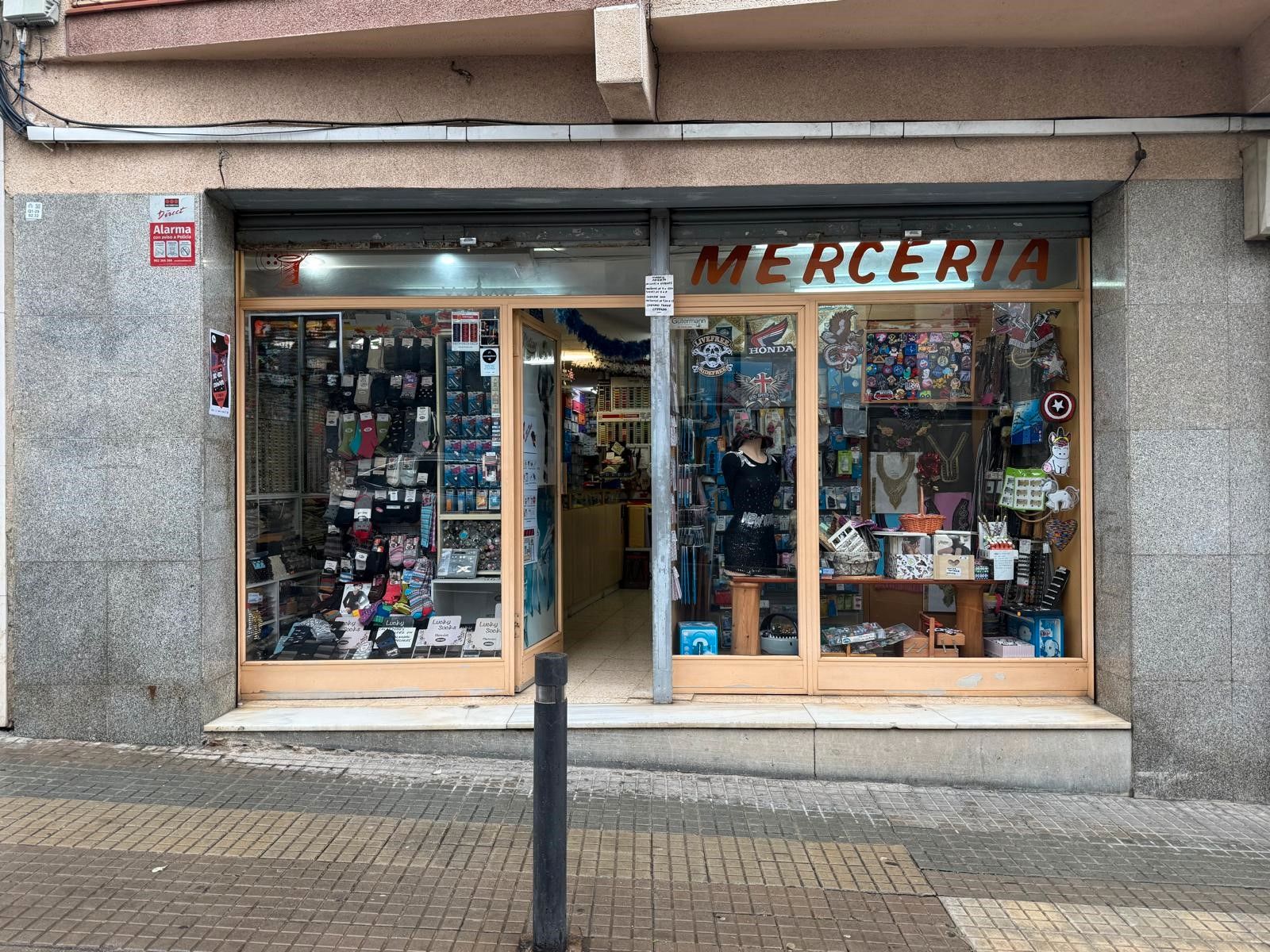 Local en venda en Santa Coloma de Gramenet amb Aire condicionat i Moblat