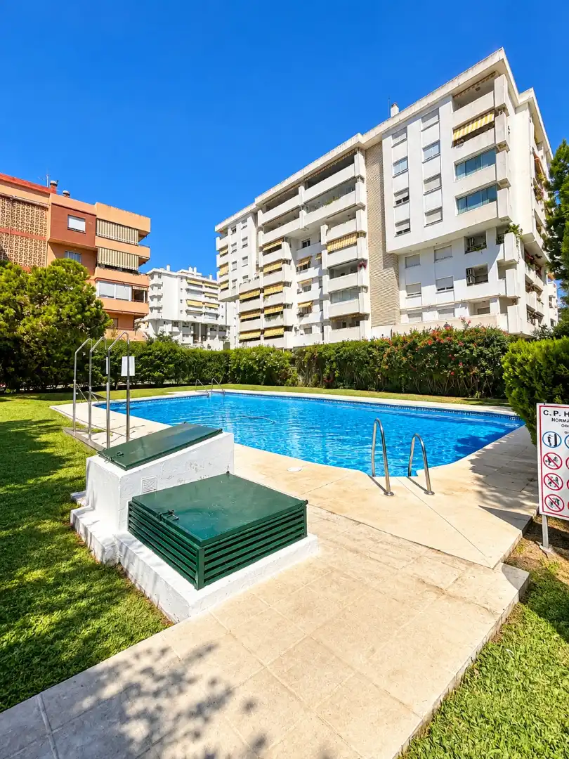 Piso con piscina en venta en Calle Romería del Rocío 4, imagen 2