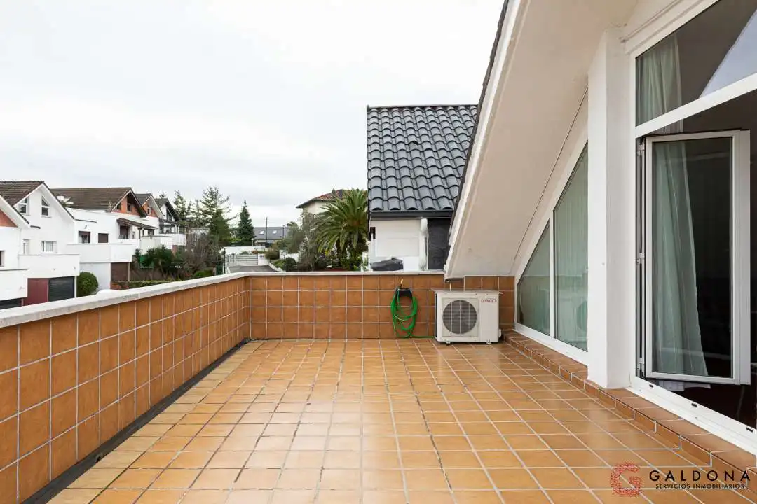 Terrassa de Casa adosada en venda en Donostia - San Sebastián  amb Aire condicionat, Calefacció i Jardí privat