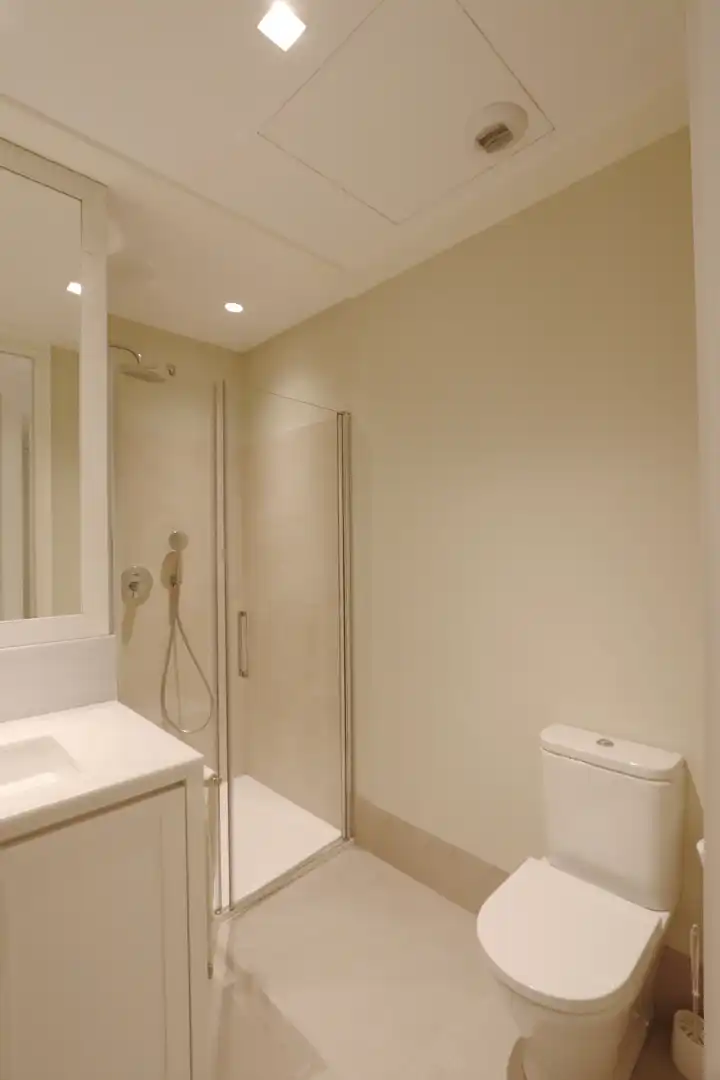 Bathroom of Flat for sale in Madrid  with Air Conditioner, Heating and Parquet flooring