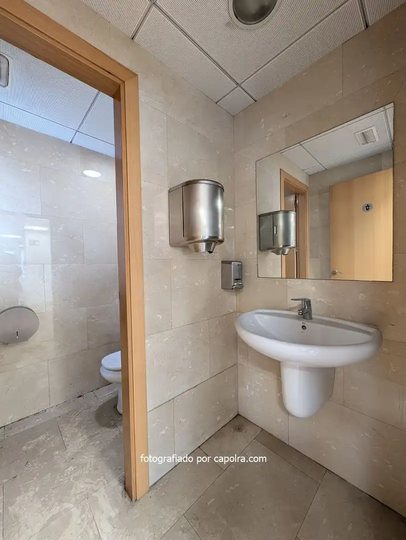 Badezimmer von Büro zum Verkauf in Barcelona mit Klimaanlage und Heizung