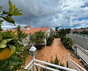 Vista exterior de Casa o xalet en venda en San Bartolomé de Tirajana amb Jardí privat, Terrassa i Moblat