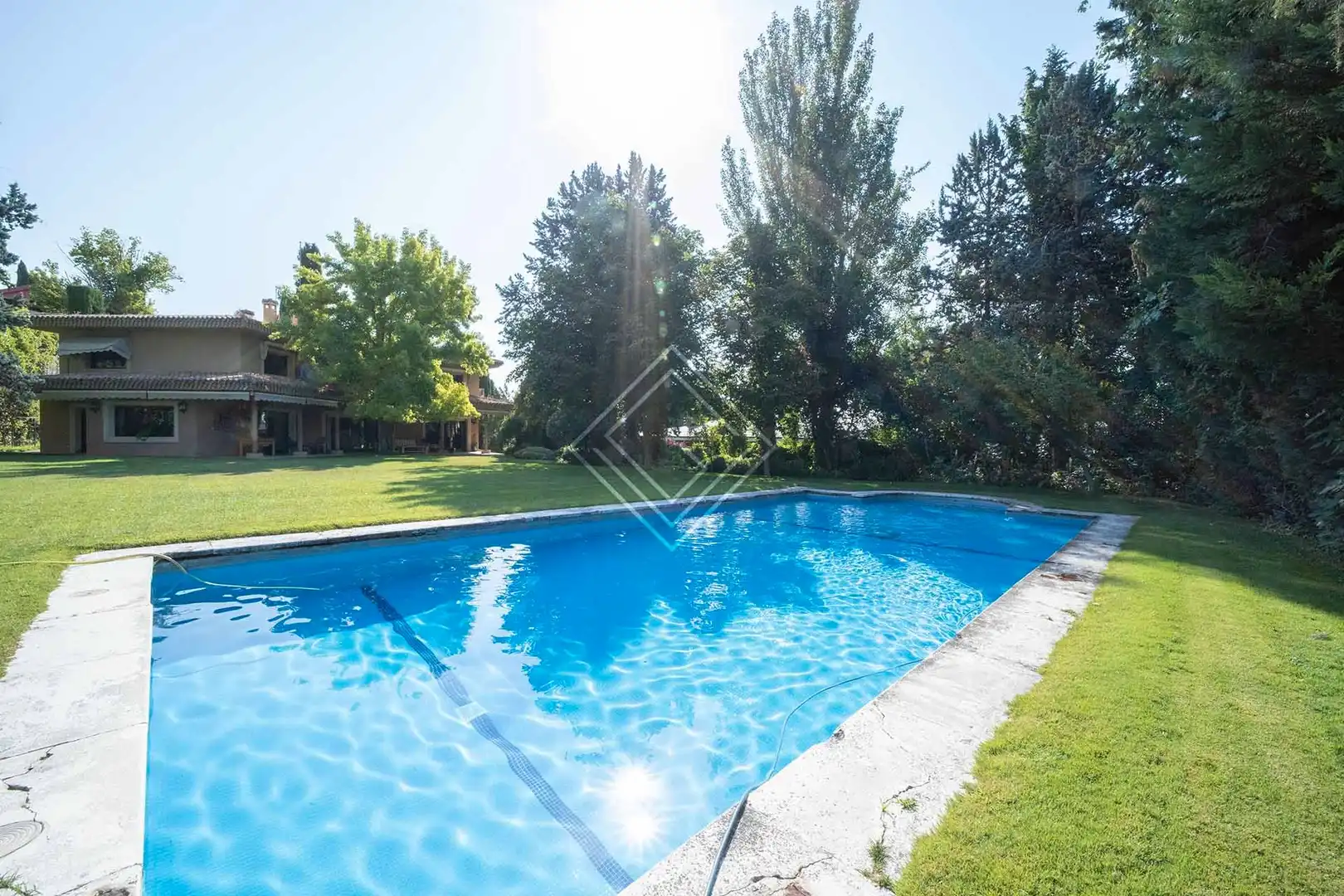 Piscina de Casa o xalet en venda en Madrid amb Jardí privat, Terrassa i Traster