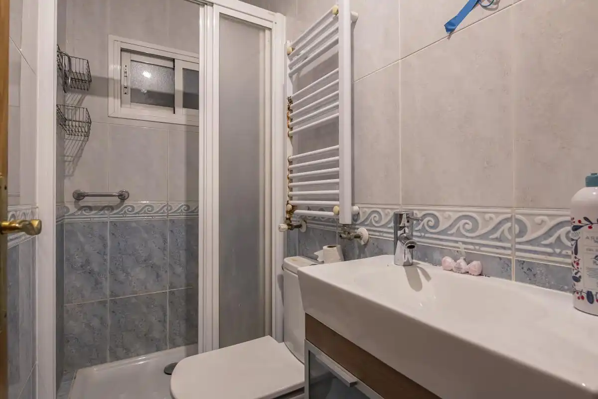 Bathroom of Flat for sale in Madrid  with Air Conditioner, Heating and Terrace