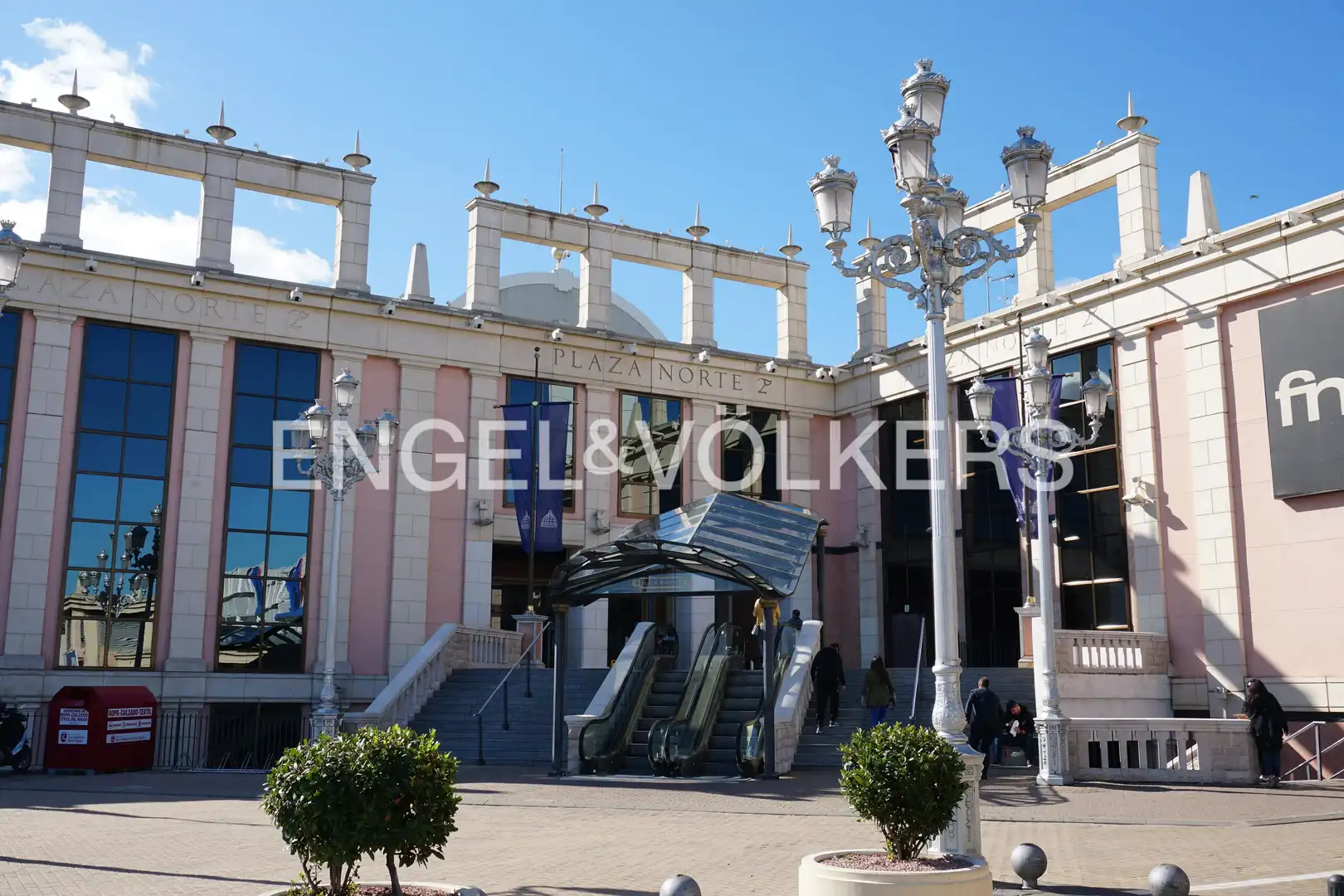 Vista exterior de Casa adosada en venda en San Sebastián de los Reyes amb Aire condicionat, Calefacció i Jardí privat