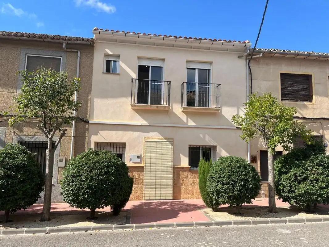 Vista exterior de Casa adosada en venda en Algueña amb Aire condicionat, Calefacció i Terrassa