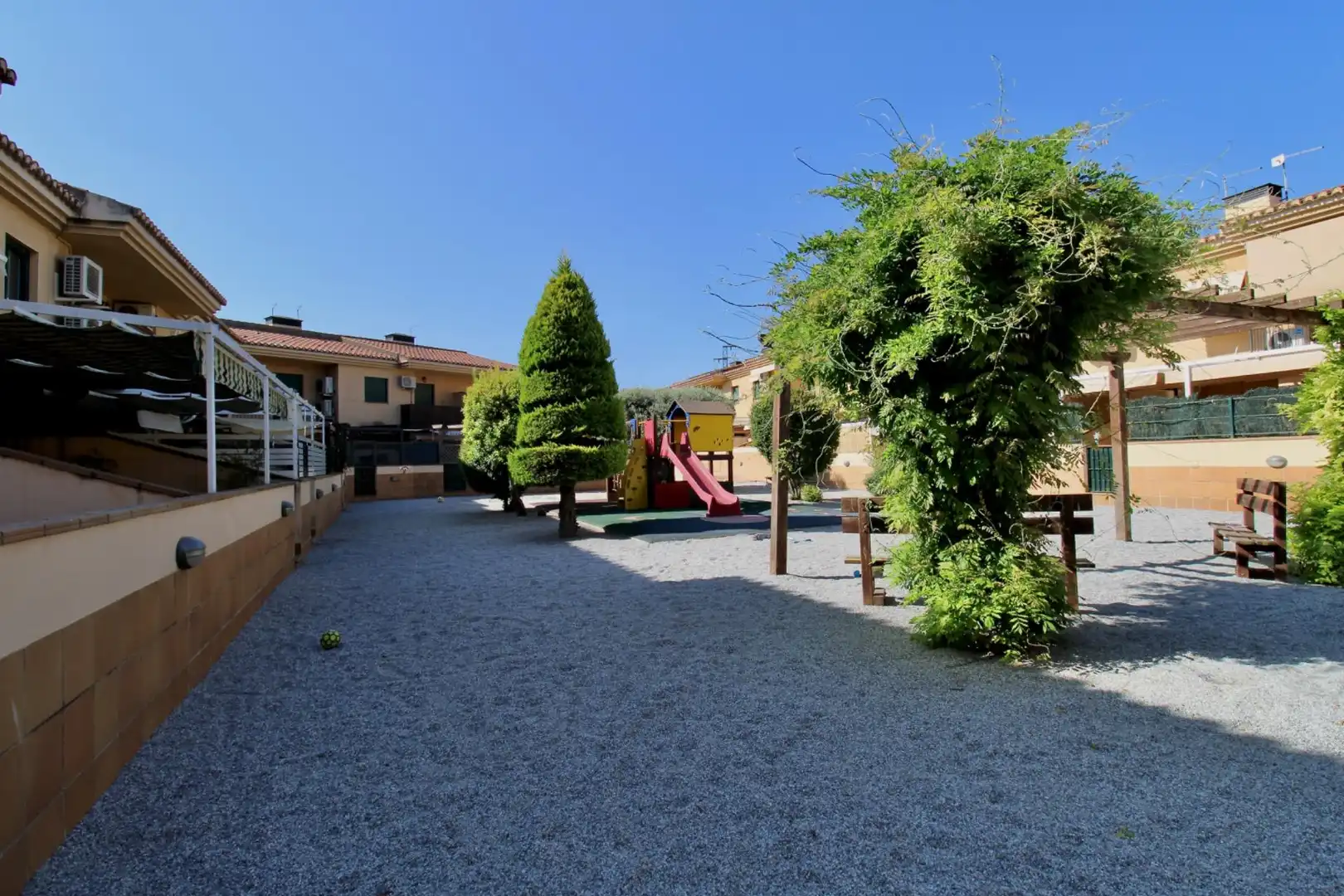 Vista exterior de Casa adosada en venda en Alhendín amb Jardí privat i Terrassa