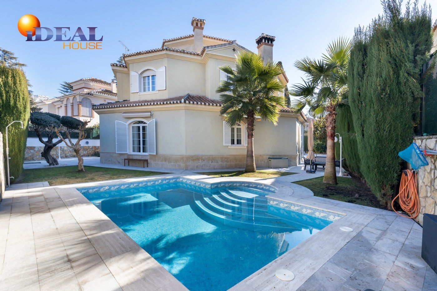 Vista exterior de Casa o xalet en venda en  Granada Capital amb Aire condicionat, Calefacció i Jardí privat