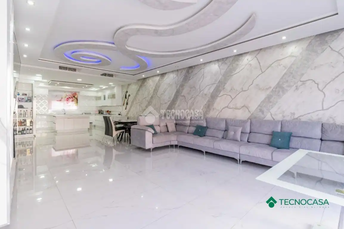 Sala de estar de Casa adosada en venta en Vícar con Aire acondicionado, Trastero y Piscina