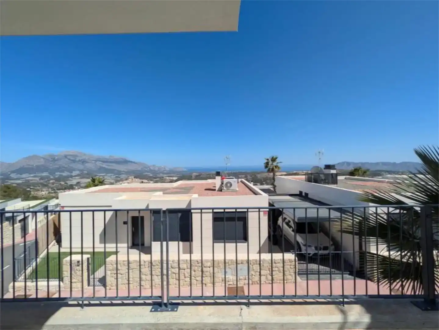 Vista exterior de Casa o xalet en venda en Polop amb Aire condicionat, Piscina i Balcó