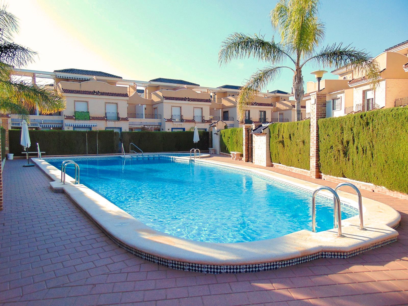 Piscina de Casa adosada en venda en Pilar de la Horadada amb Aire condicionat, Calefacció i Jardí privat