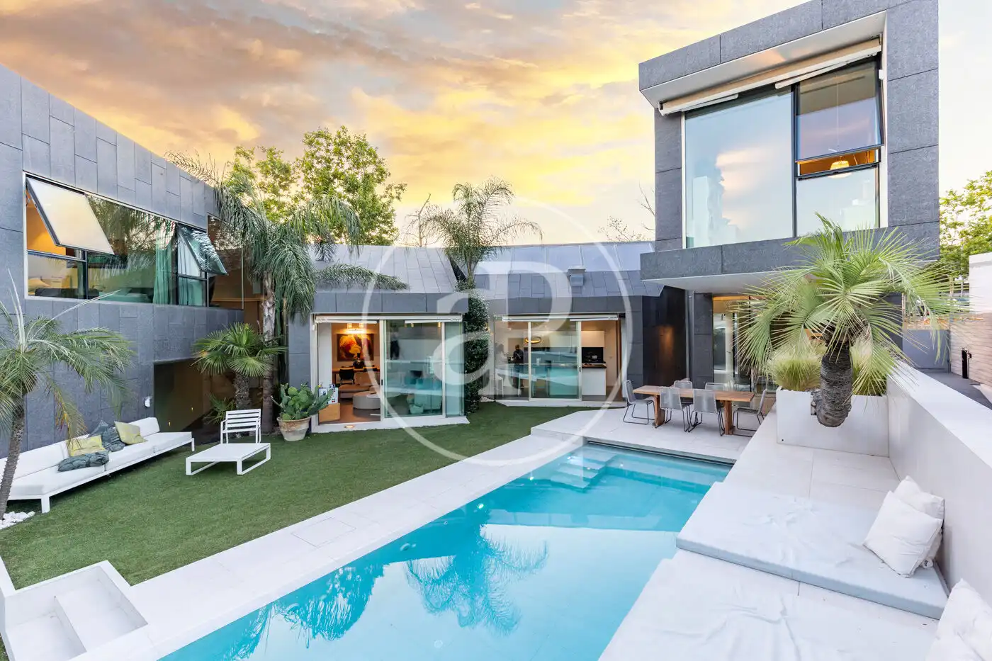 Vista exterior de Casa o xalet en venda en Sant Cugat del Vallès amb Aire condicionat, Calefacció i Jardí privat