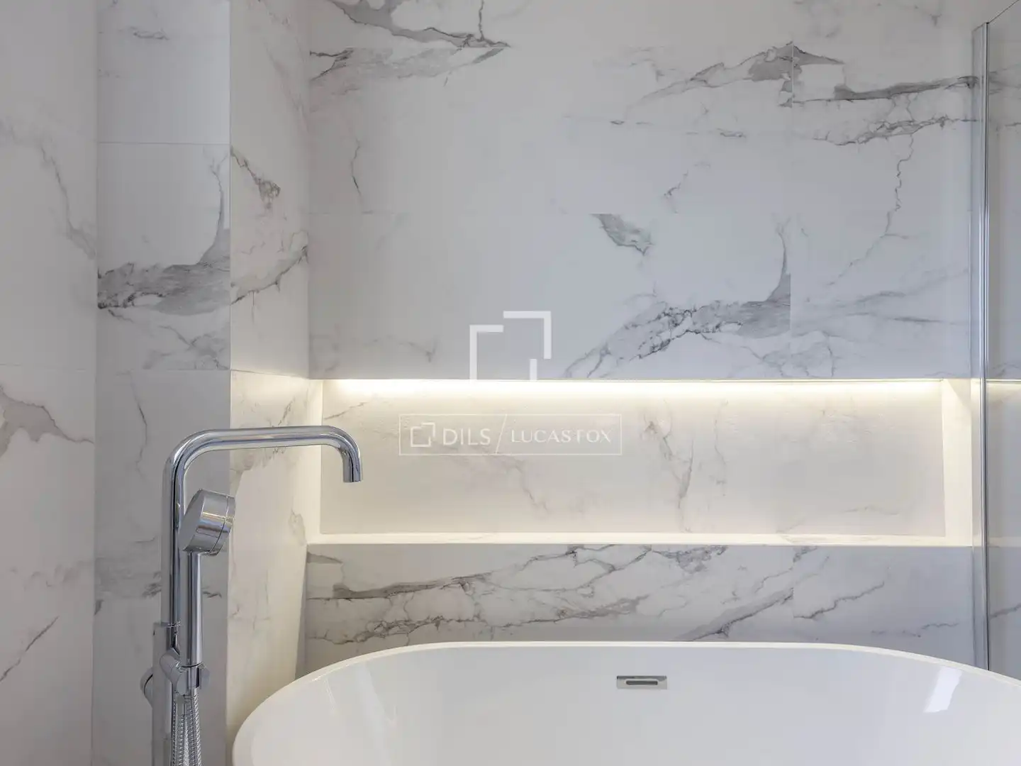 Bathroom of Attic for rent in Valencia  with Air Conditioner, Heating and Parquet flooring