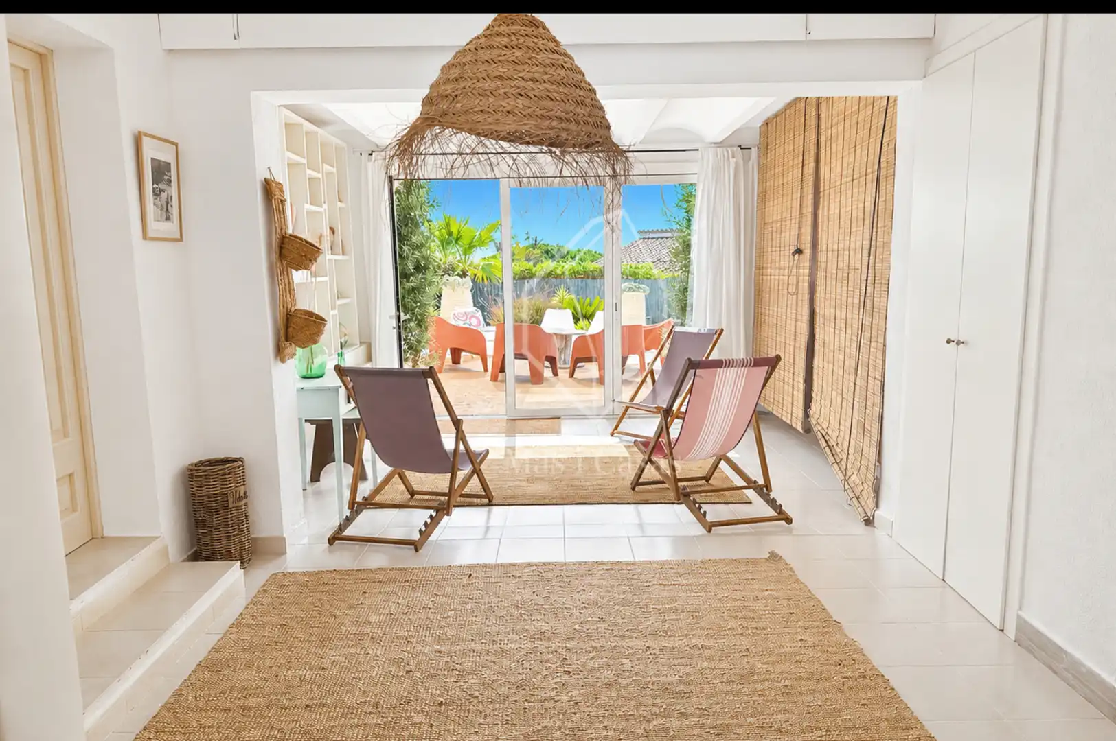Sala d'estar de Casa o xalet en venda en L'Escala amb Aire condicionat, Calefacció i Jardí privat