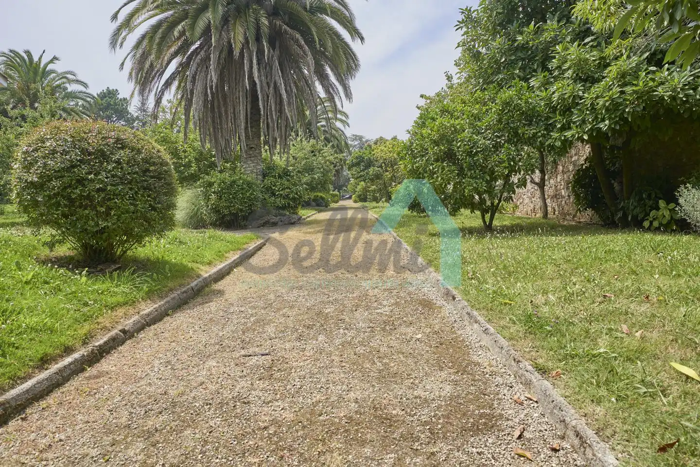 Vista exterior de Casa o xalet en venda en Gijón  amb Aire condicionat, Jardí privat i Parquet
