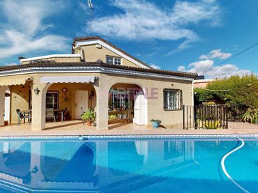 Haus mit Pool zum Verkauf in Montserrat