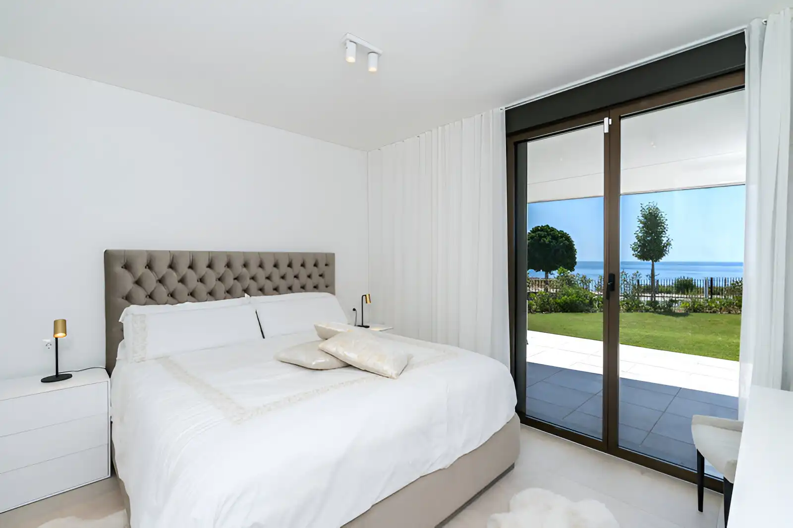 Schlafzimmer von Erdgeschoss zum Verkauf in Casares mit Klimaanlage, Privatgarten und Terrasse