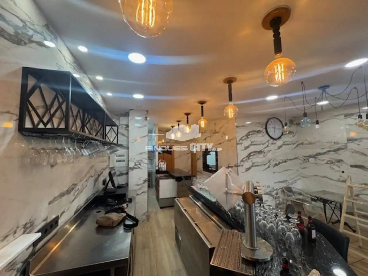 Local comercial en venta en Calle Àngel Guimerà 2