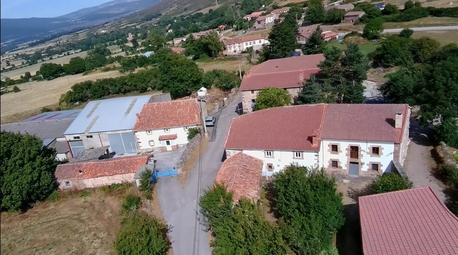 Vista exterior de Casa adosada en venda en Valdeolea amb Jardí privat