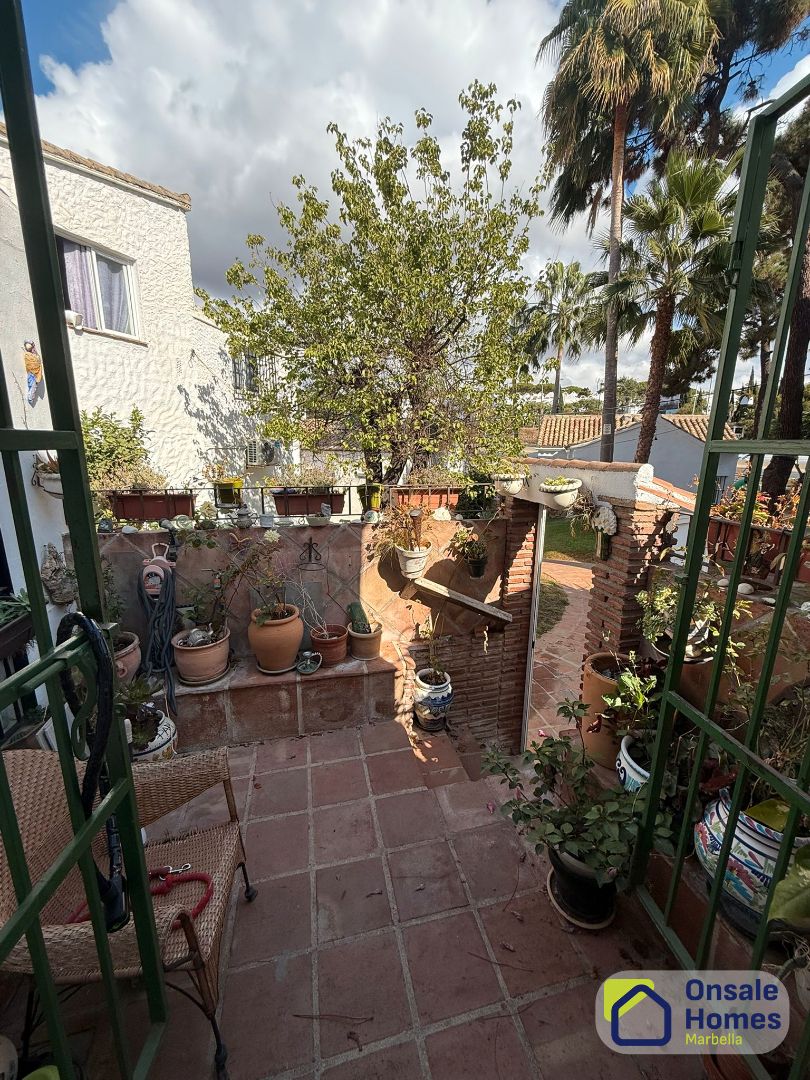 Jardí de Casa adosada en venda en Marbella amb Aire condicionat, Terrassa i Forn