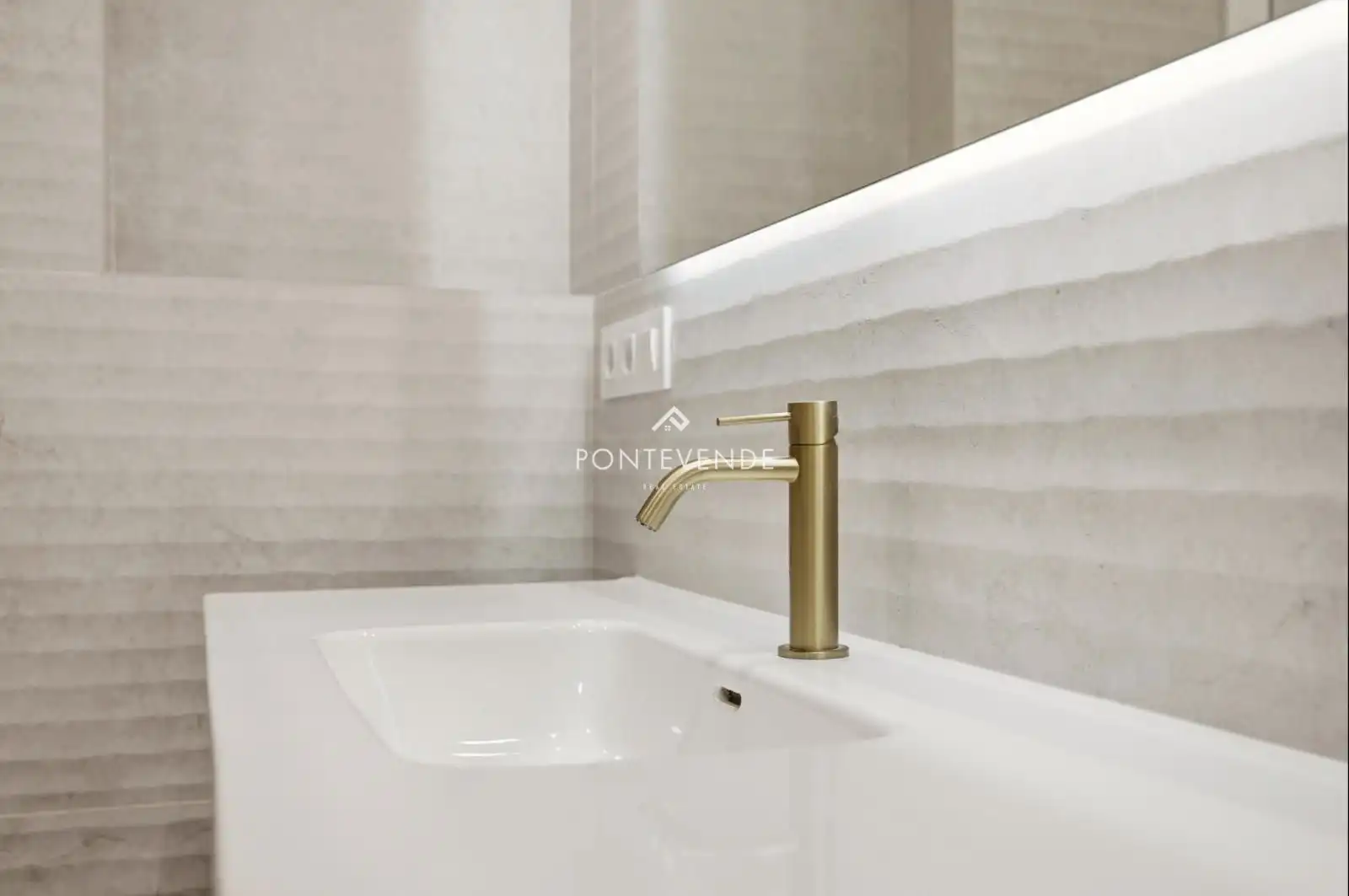 Bathroom of Flat for sale in Pontevedra Capital   with Heating and Storage room