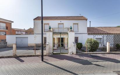 Vista exterior de Casa o xalet en venda en Vegas del Genil amb Terrassa i Traster