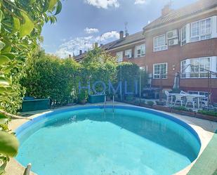 Piscina de Casa adosada en venda en San Fernando de Henares amb Aire condicionat i Piscina