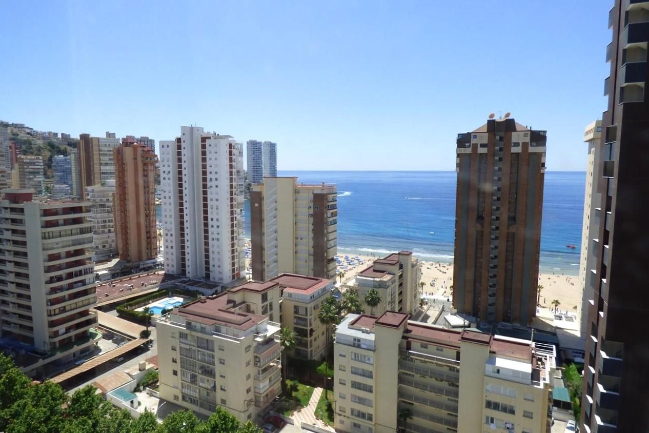 Vista exterior de Estudi en venda en Benidorm amb Piscina, Moblat i Piscina comunitària