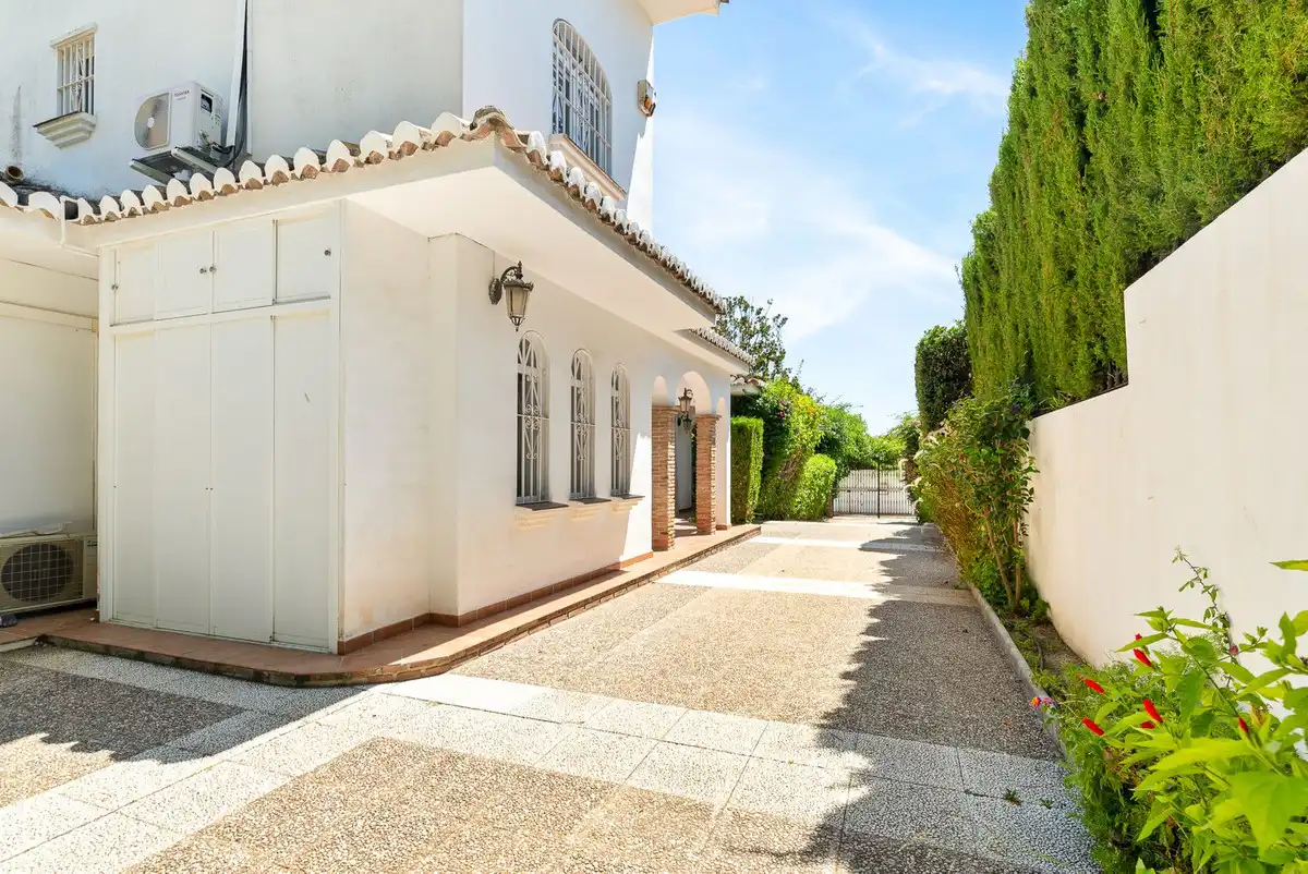 Vista exterior de Casa o chalet en venta en Mijas con Aire acondicionado, Calefacción y Jardín privado