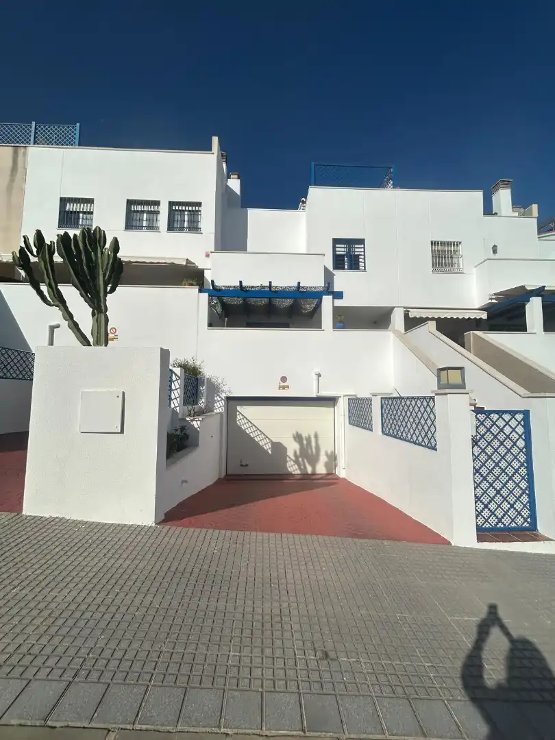 Außenansicht von Einfamilien-Reihenhaus zum Verkauf in Torremolinos mit Klimaanlage, Privatgarten und Terrasse