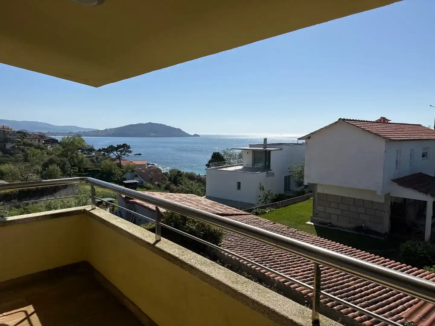 Vista exterior de Casa o xalet en venda en Vigo  amb Aire condicionat, Piscina i Balcó
