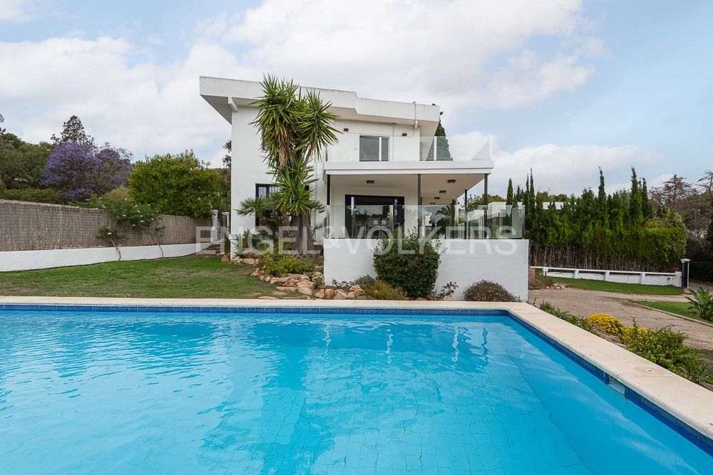 Vista exterior de Casa o xalet de lloguer en Godella amb Aire condicionat, Calefacció i Jardí privat