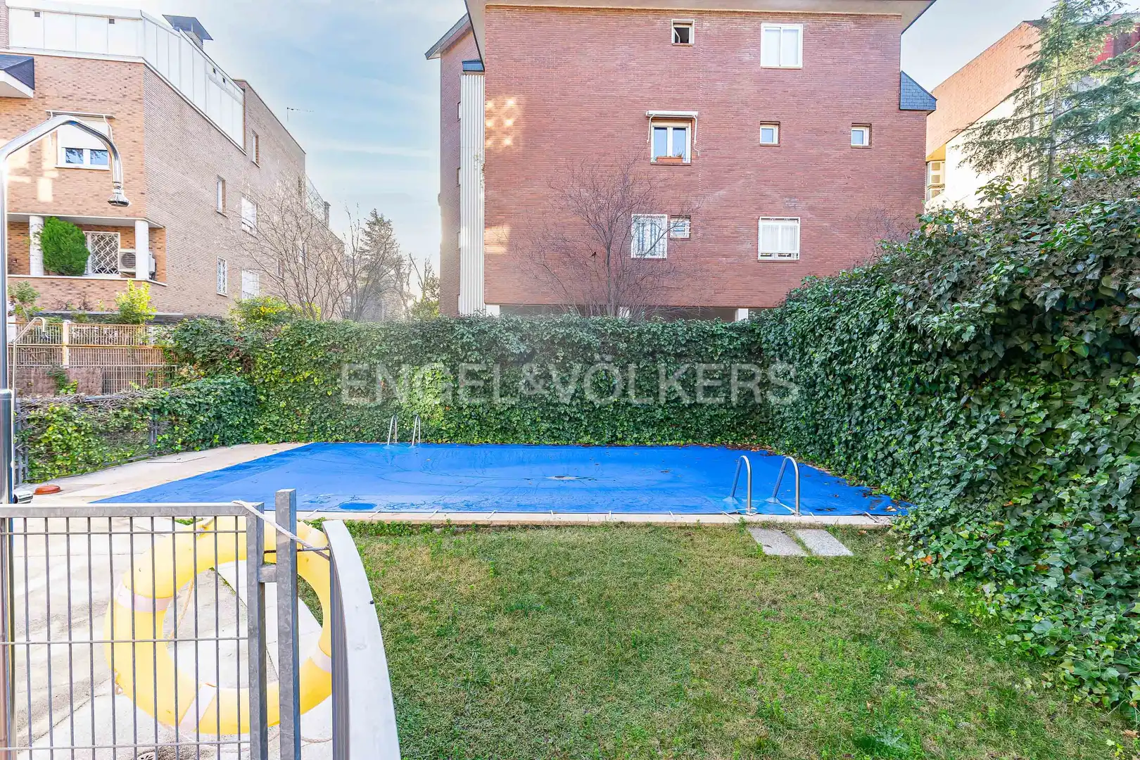 Piscina de Pis de lloguer en Madrid amb Aire condicionat, Calefacció i Jardí privat