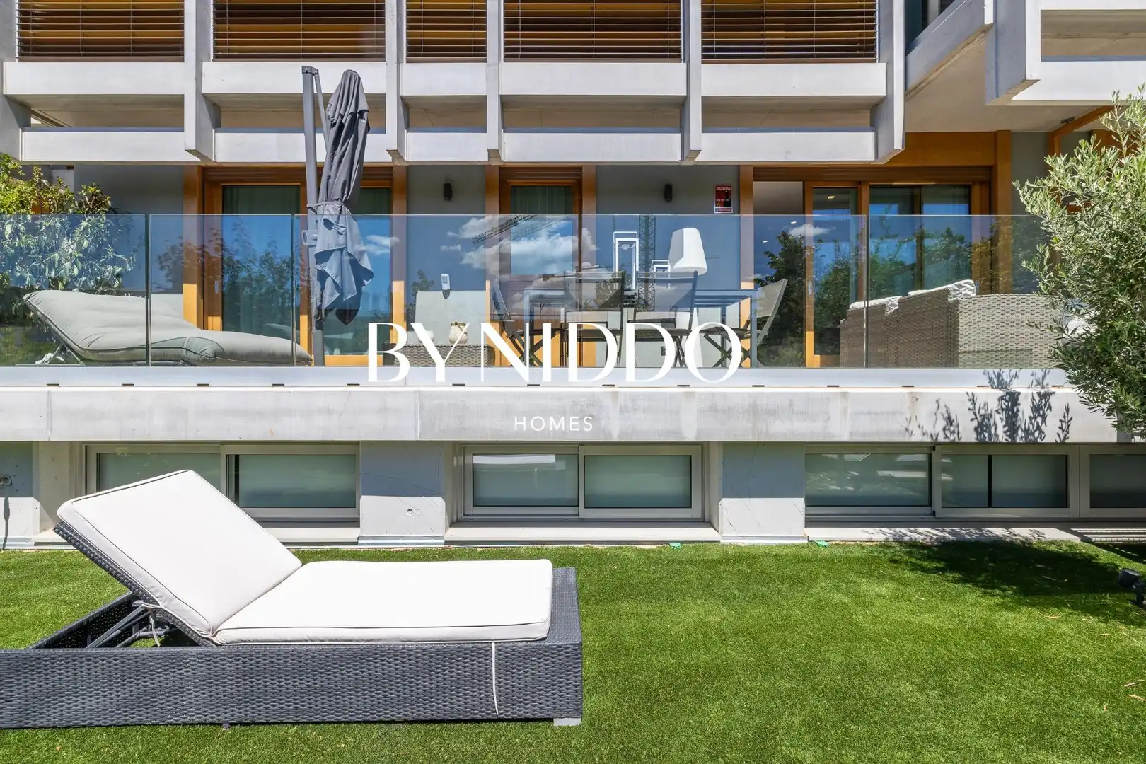Vista exterior de Planta baixa en venda en Sant Cugat del Vallès amb Aire condicionat, Calefacció i Jardí privat