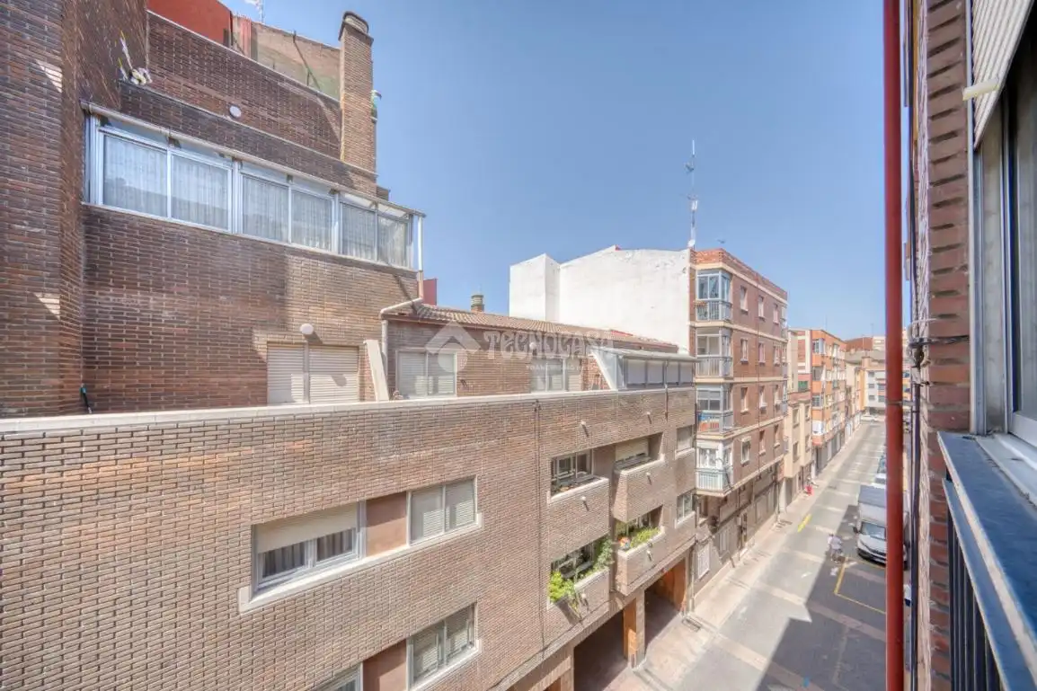 Vista exterior de Pis en venda en Valladolid amb Calefacció i Parquet