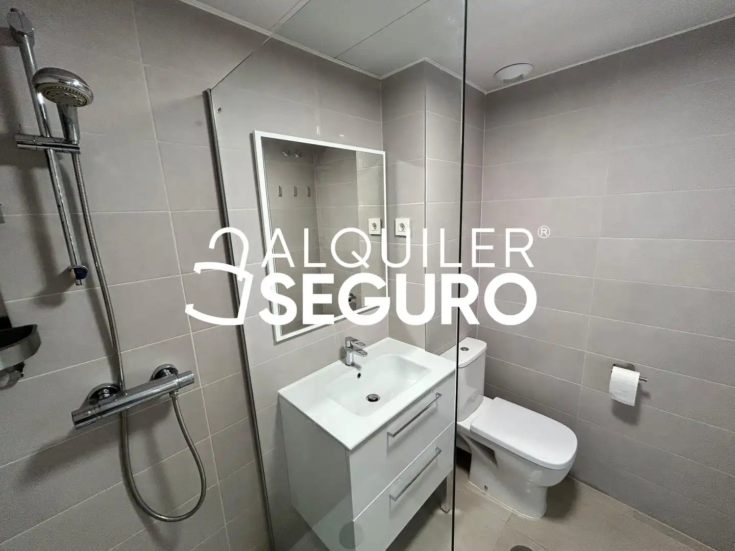 Bany de Pis de lloguer en Madrid amb Calefacció, Traster i Piscina