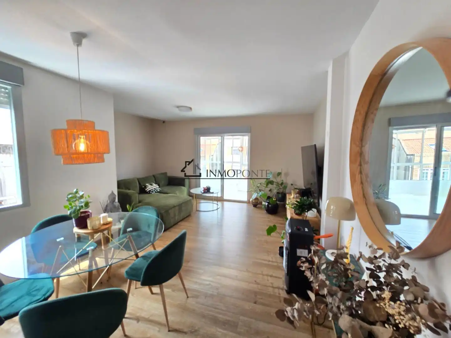 Living room of Flat for rent in Pontevedra Capital   with Heating, Terrace and Oven