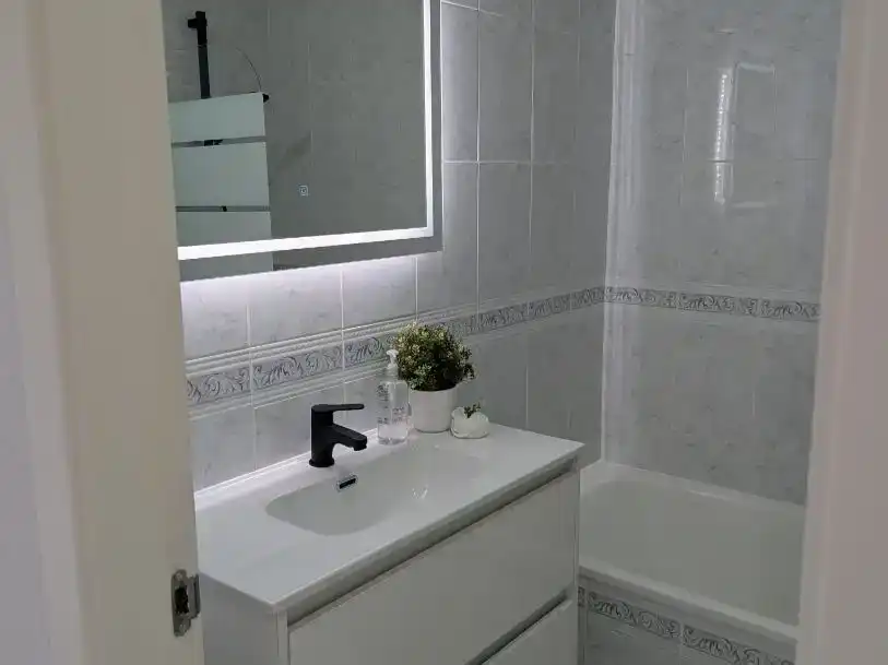 Badezimmer von Wohnung zum Verkauf in Roses mit Balkon