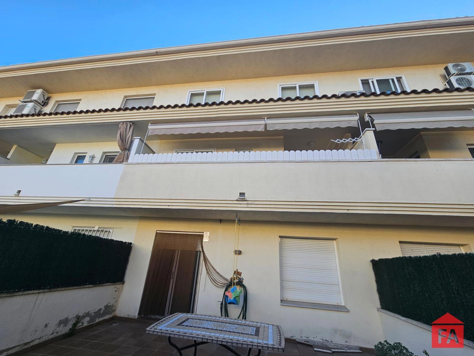 Vista exterior de Casa adosada en venda en Llorenç del Penedès amb Aire condicionat i Calefacció