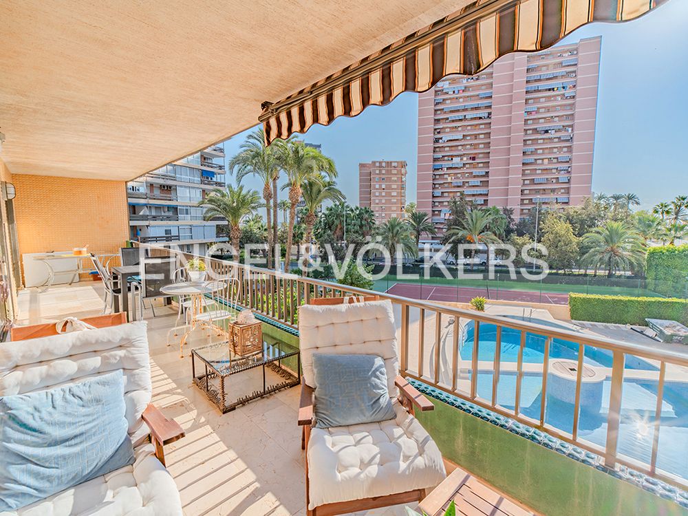 Vista exterior de Pis en venda en Alicante / Alacant amb Calefacció, Terrassa i Piscina comunitària