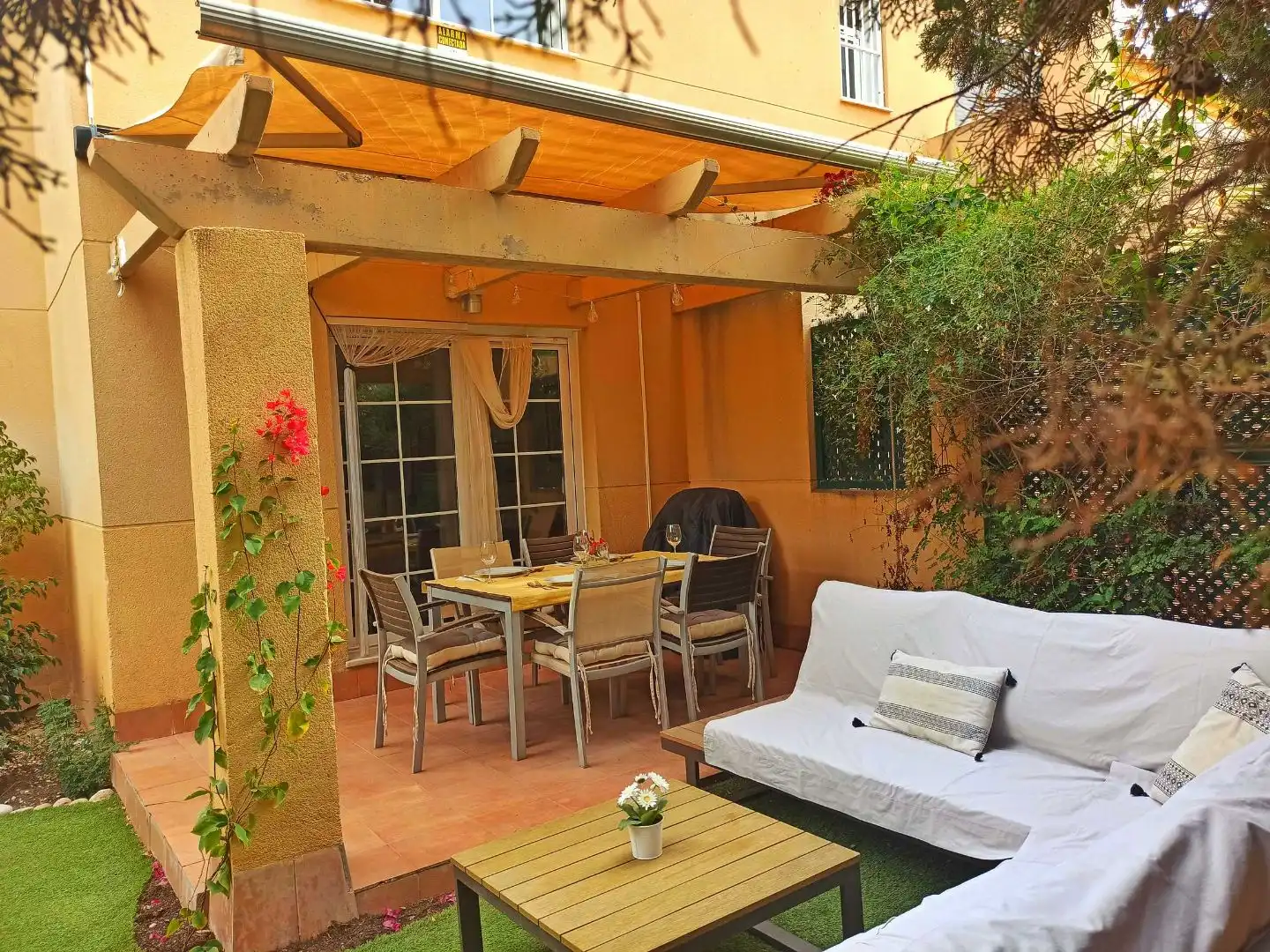 Terrasse von Einfamilien-Reihenhaus zum Verkauf in Vícar mit Klimaanlage und Terrasse
