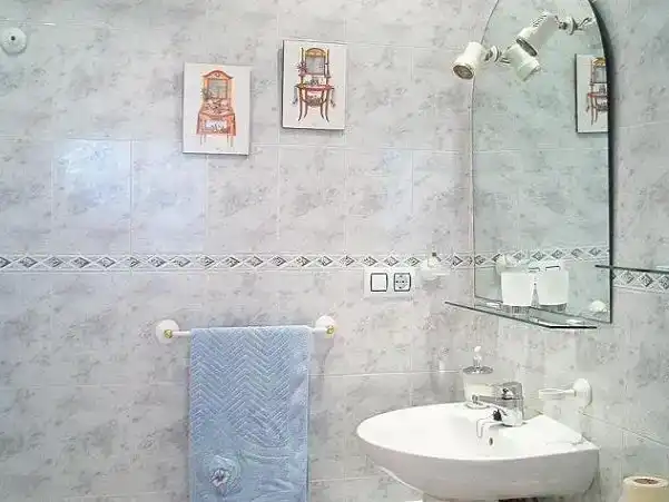 Bany de Apartament de lloguer en Algeciras amb Piscina