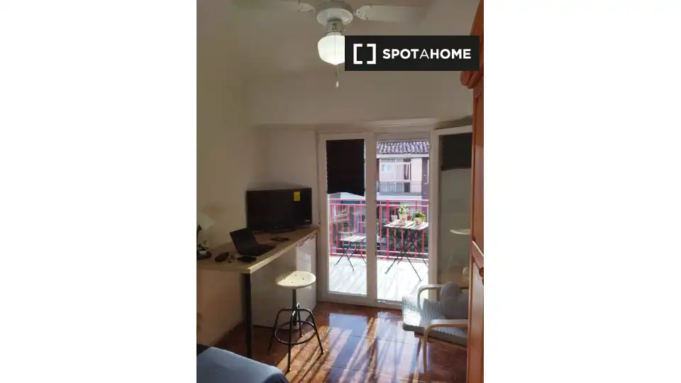 Habitación de Piso para compartir en Zaragoza con Aire acondicionado, Calefacción y Amueblado