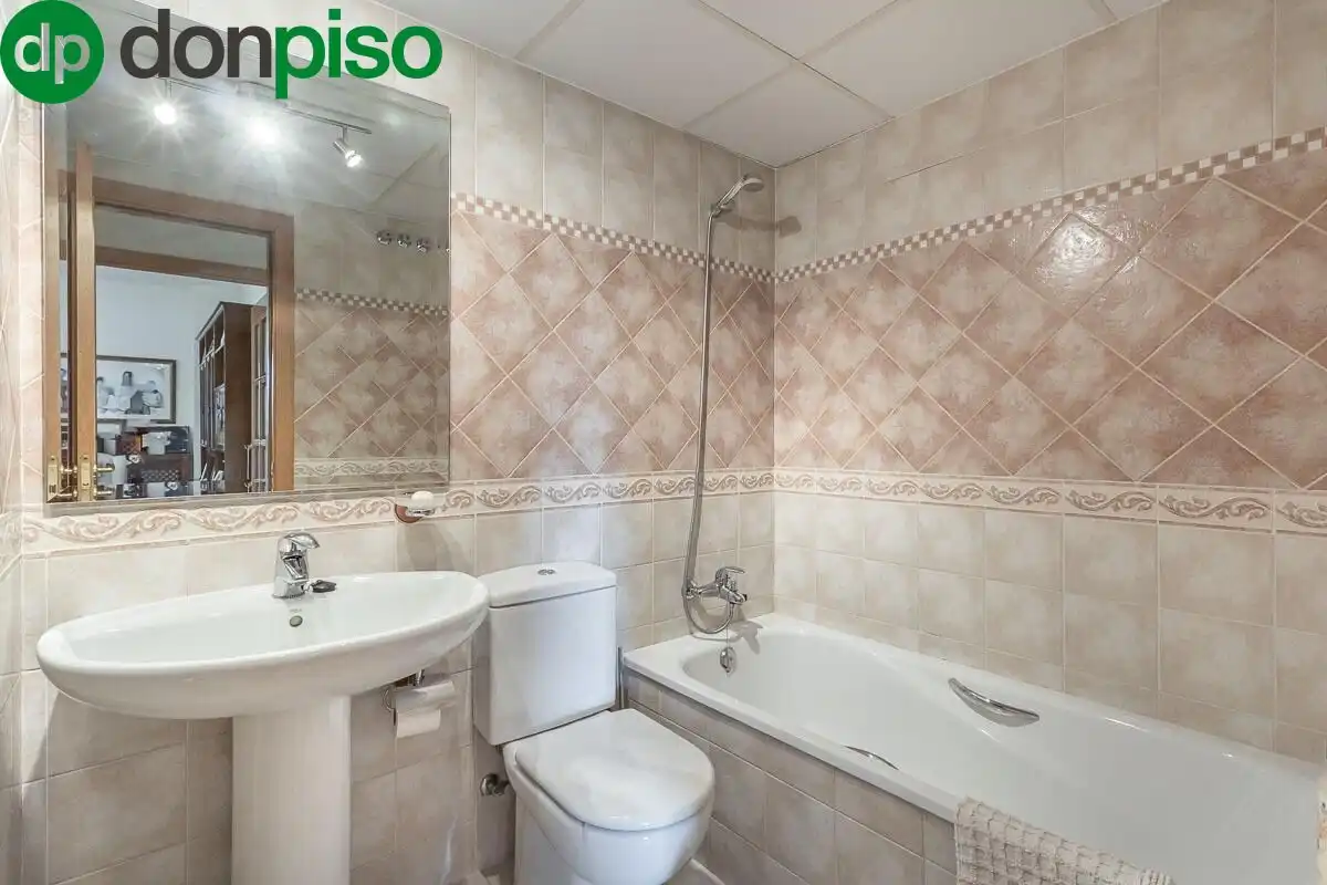 Bathroom of Flat for sale in Granada
