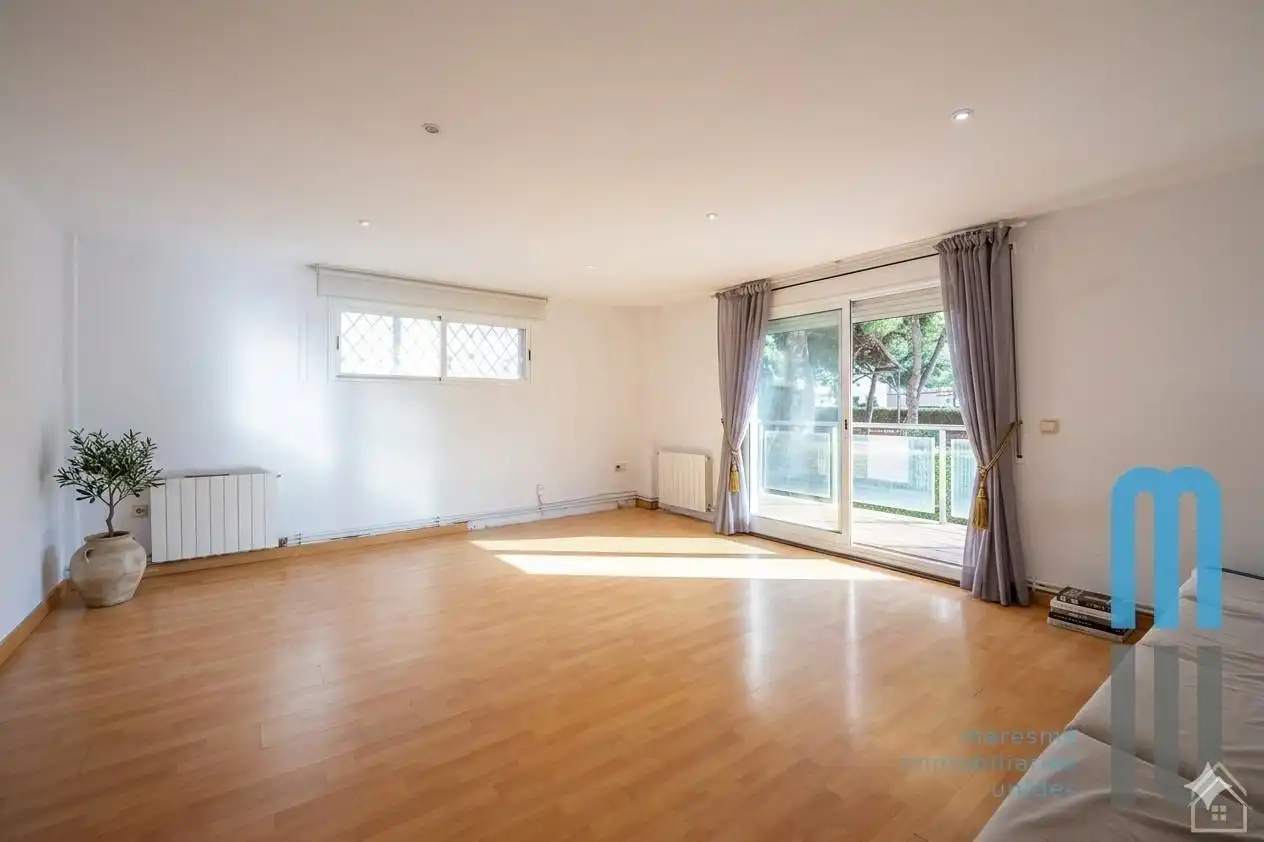 Außenansicht von Wohnung zum Verkauf in Santa Susanna mit Parkett, Terrasse und Abstellraum