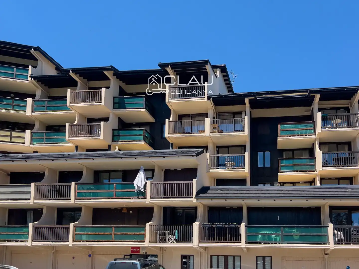 Außenansicht von Wohnung zur Miete in Font-Romeu-Odeillo-Via mit Heizung, Parkett und Terrasse