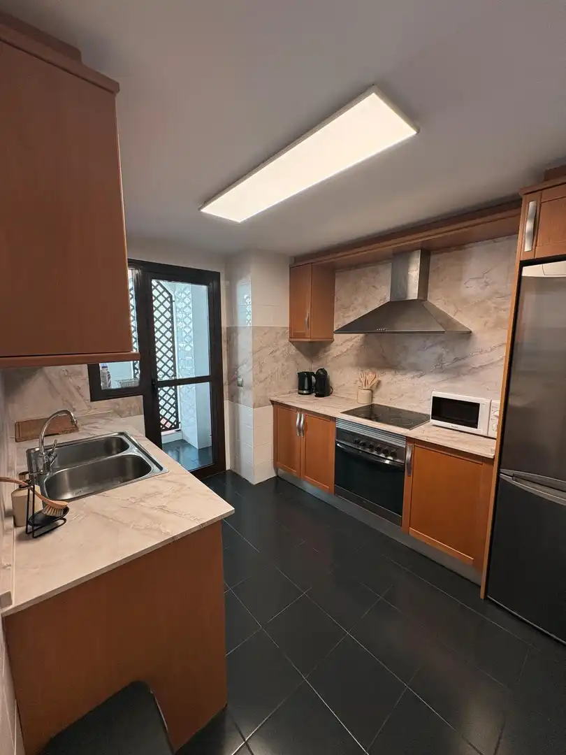 Cocina de Apartamento de alquiler en Estepona con Aire acondicionado, Terraza y Piscina