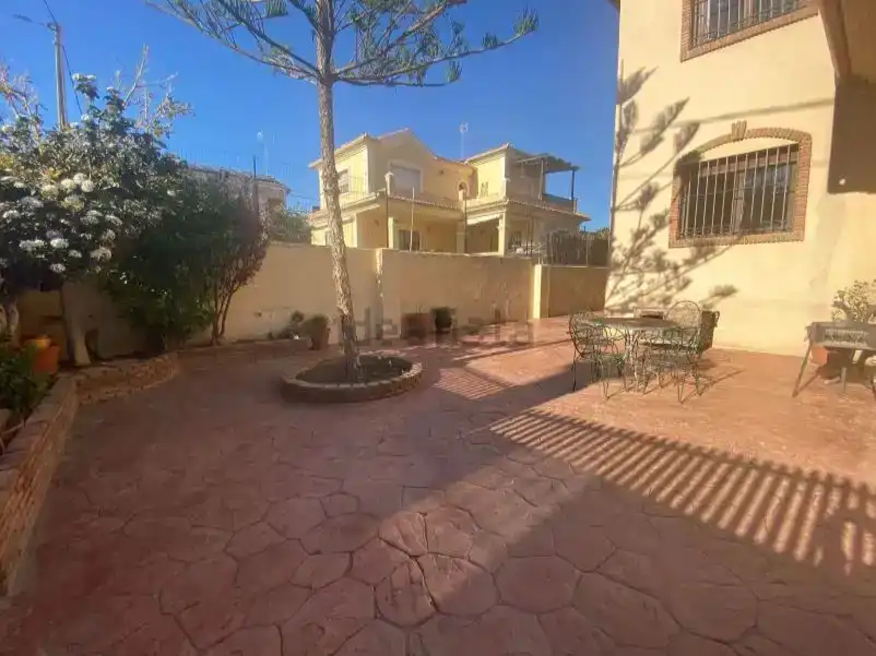 Vista exterior de Casa o xalet en venda en Torremolinos amb Aire condicionat, Piscina i Balcó